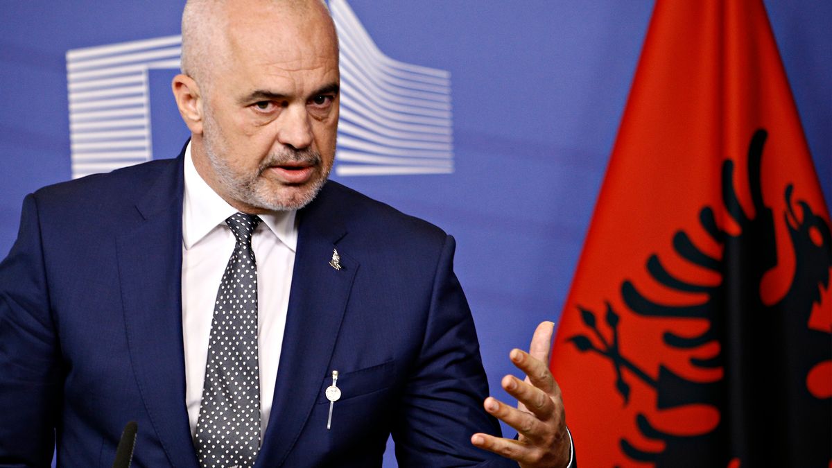 Albánská opozice založila oheň na půdě parlamentu během protivládního protestu